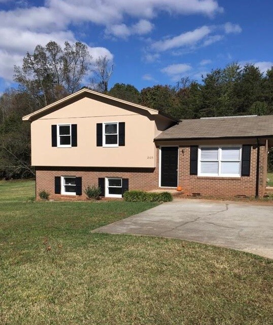 Building Photo - 2125 Bethania Rural Hall Rd