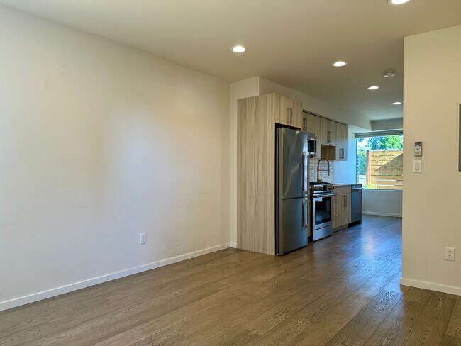 Building Photo - Beautiful 2 bed/2 Bath Townhouse w Rooftop...