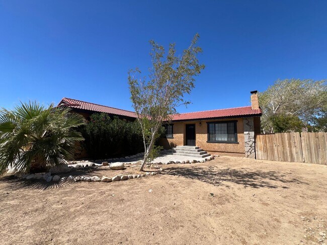 Building Photo - Beautiful 3 Bedroom House Located on Calic...