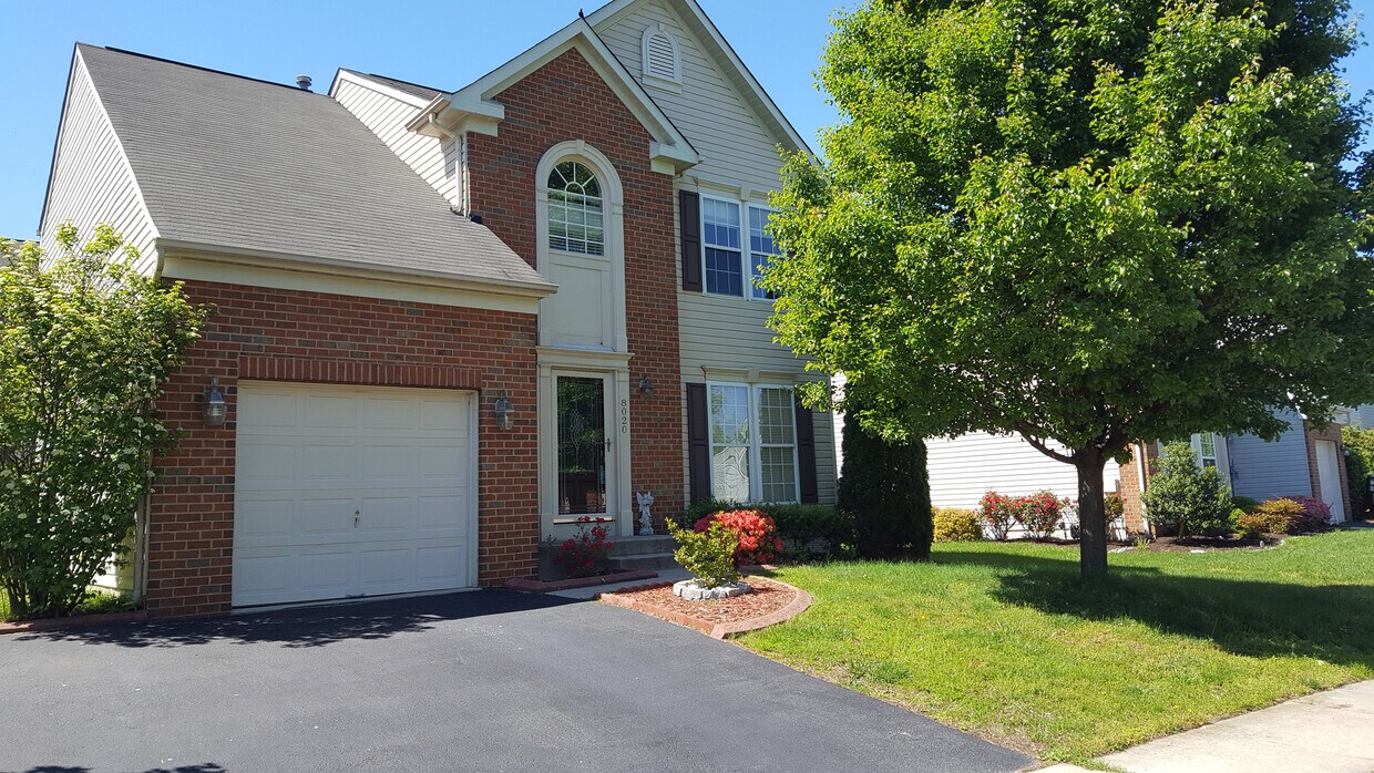 Foto principal - 8020 Merry Chase Ct