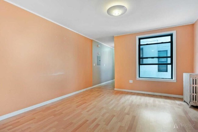 Foto del edificio - 1647 Putnam Ave