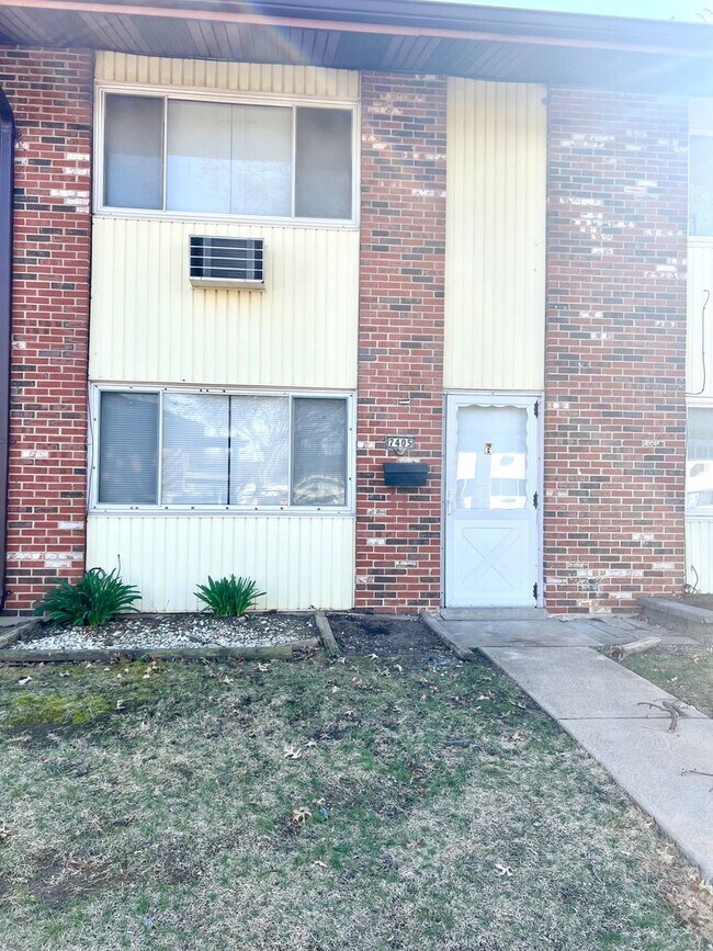 Building Photo - Adorable Townhome! - Presented by Tiffany ...