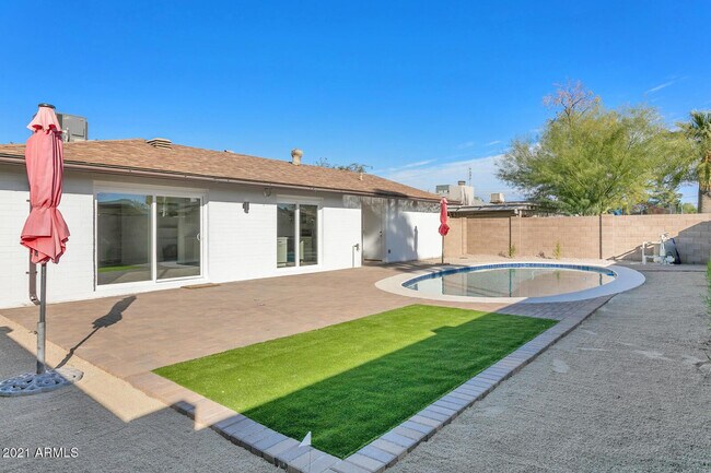 Building Photo - 2333 E Paradise Dr