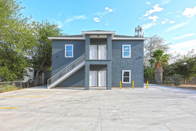 Building Photo - 1215 Bustamante St