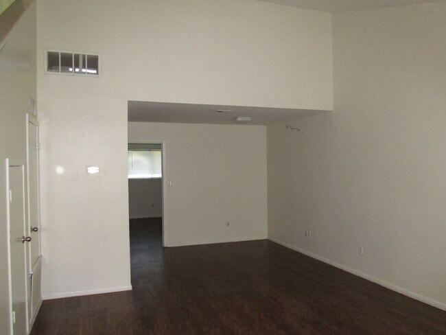 Foto del edificio - 5735 Crestmore Dr