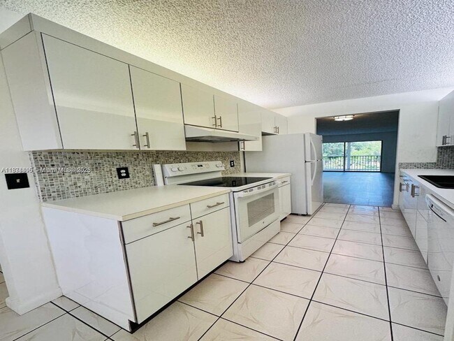 Building Photo - 1351 SW 125th Ave