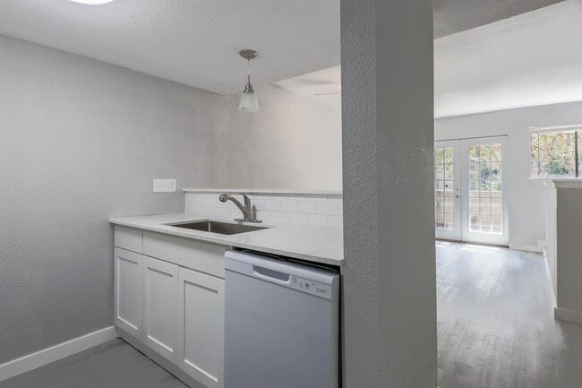 Building Photo - 1600 West Ave