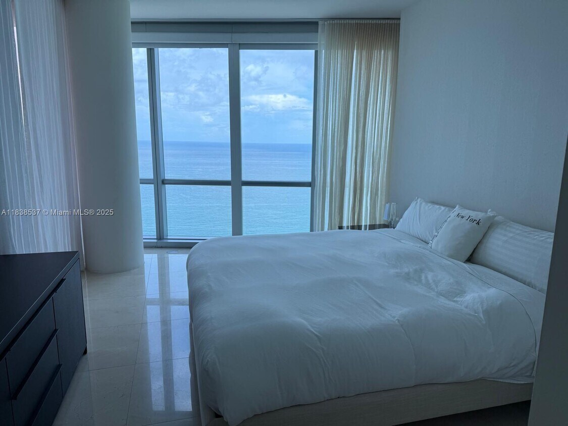 Primary Photo - 17121 Collins Ave