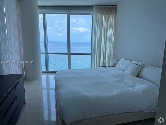 Building Photo - 17121 Collins Ave