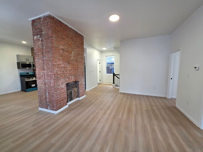 Building Photo - Fully Updated 4 bedroom 2 bathroom Apartment for rent in the Northside!