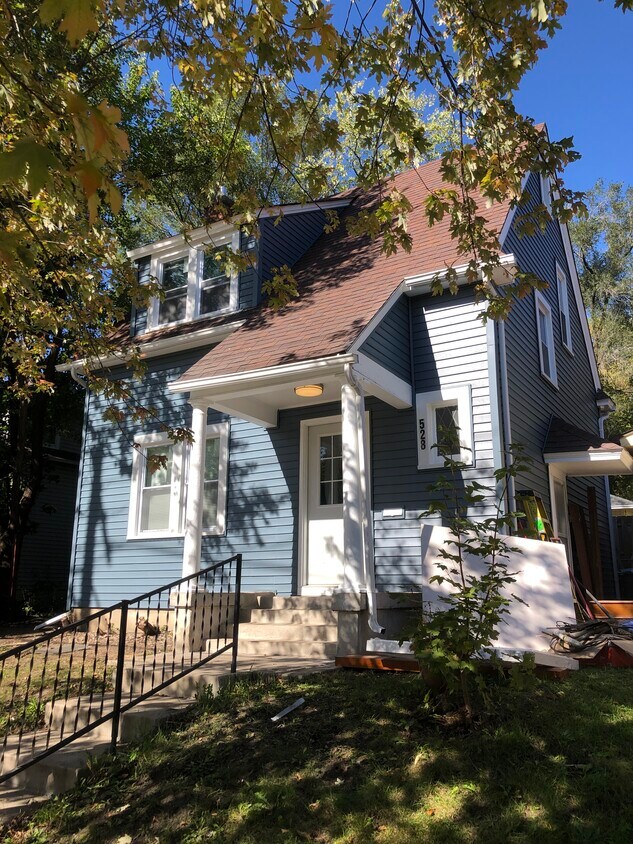 528 Laurel St, Elgin, IL 60120 House Rental in Elgin, IL