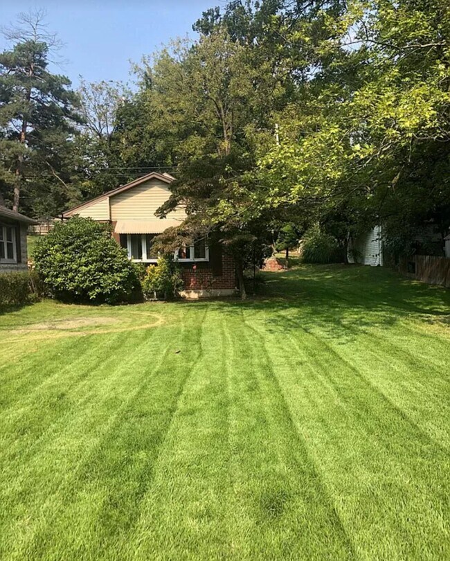 Amplio patio lateral/trasero - 5685 Creekview Rd