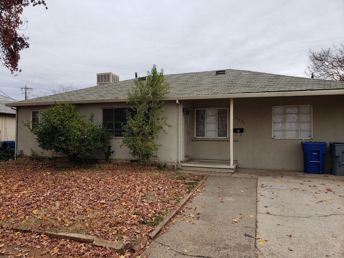 Primary Photo - 4 bedroom 2 bath home with large fenced ba...