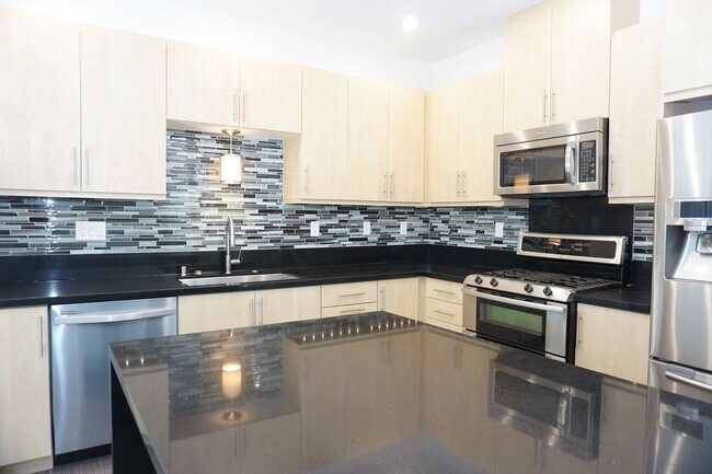 Building Photo - Upgraded 2B/2.5BA townhouse at Civita Comm...