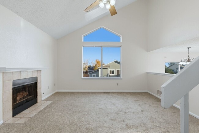 Building Photo - 3 bed 2 1/2 bath Split level home in Found...