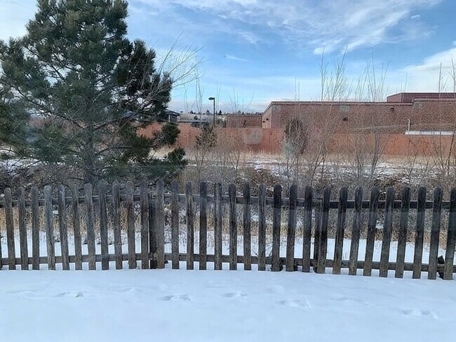 Foto del edificio - Cozy 2 bedroom Townhouse in Cheyenne Mountain with VIEWS of mountains