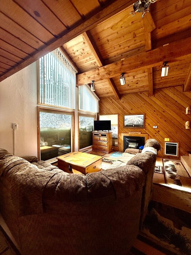 Foto del edificio - Fully Furnished 2BD/2BA Mountain Townhome | Cozy Pellet Stove | Parking Included