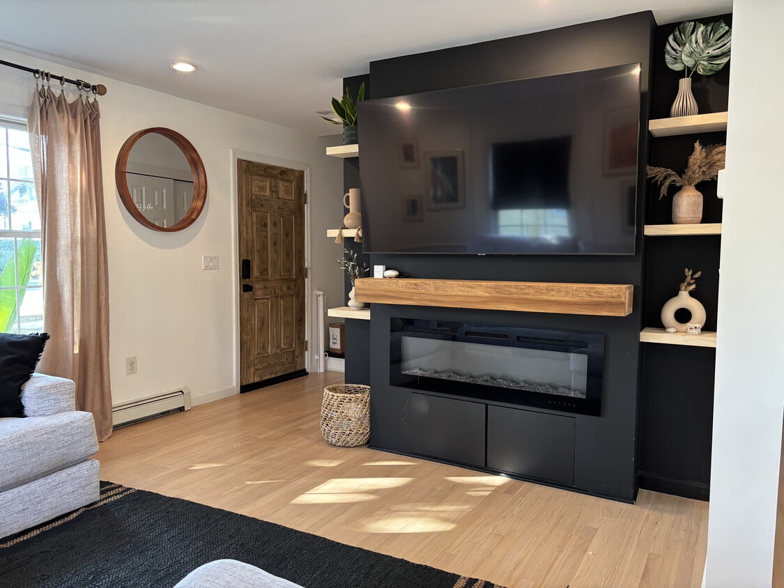 Living room w/ electric fireplace - 249 East Ave