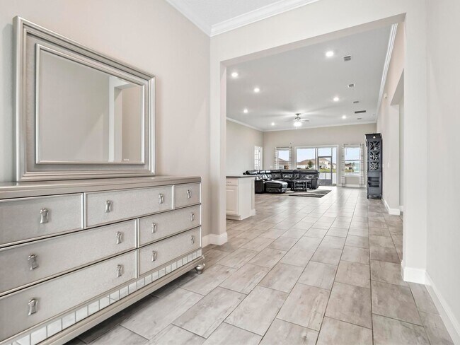 Building Photo - Stunning 4-Bedroom Home with Gourmet Kitch...