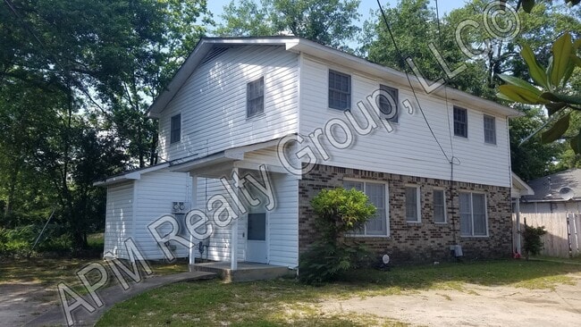 Building Photo - Two Bedroom Close to Downtown