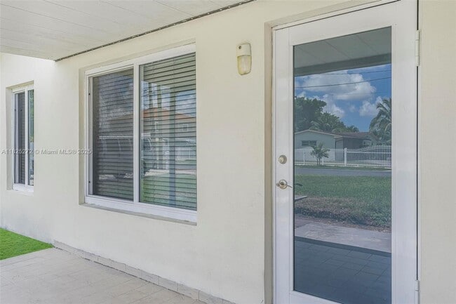 Foto del edificio - 16330 NW 45th Ave