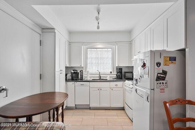 Building Photo - 220 Marine Pl