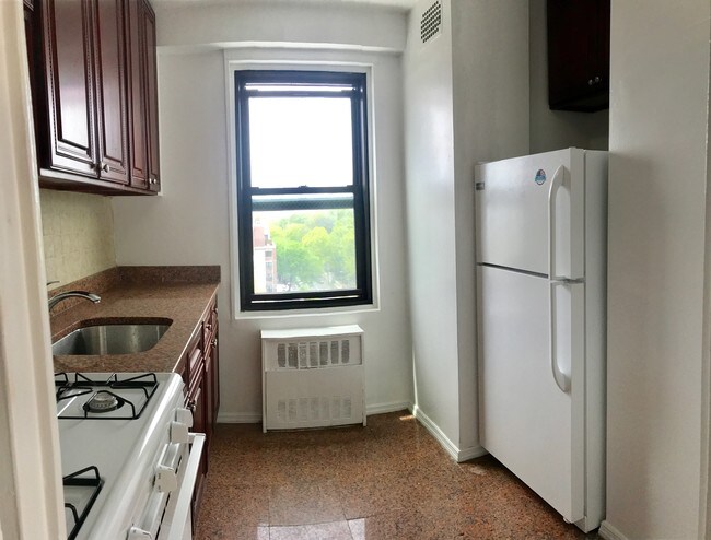 Building Photo - 160 Parkside Ave