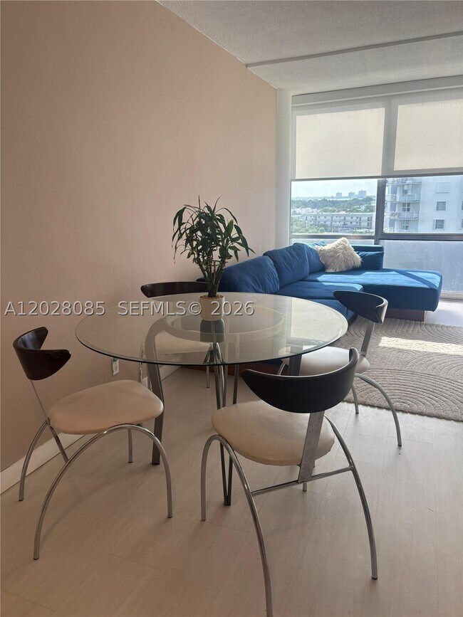 Foto del edificio - 900 Bay Dr E