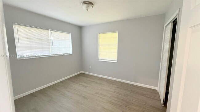 Foto del edificio - 337 NE 57th St