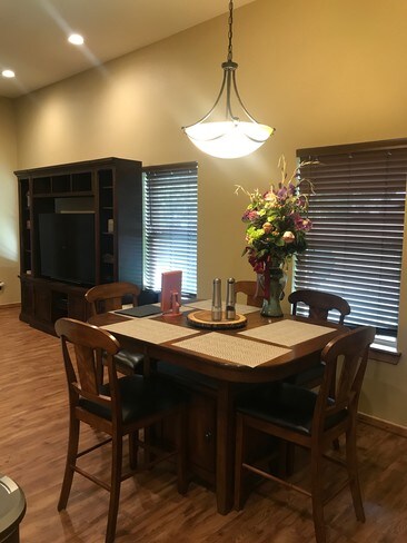 Comedor - 2409 S Westmoreland Rd