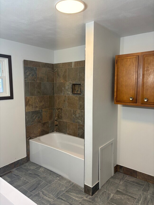 Ducha en la planta baja - 302 W State St