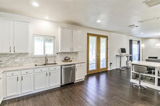 Building Photo - 647 Beverly Cir