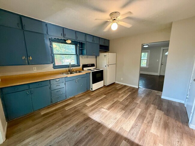 Foto del edificio - 3 Bed 1 Bath Single Family Home in Rothschild