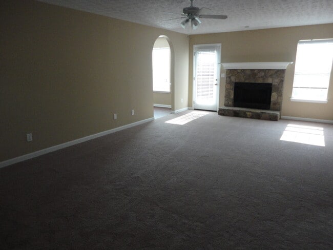 Building Photo - 4765 Beaver Rd