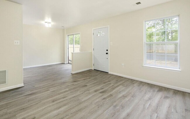 Foto del edificio - Three level townhome in Taskers Chance available mid June!