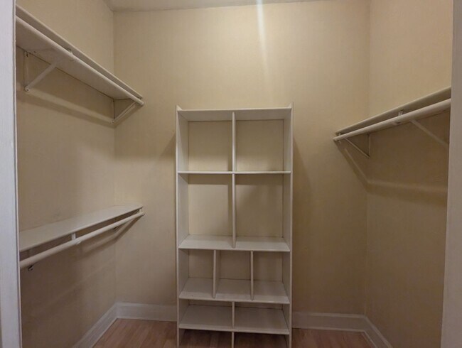 Foto del edificio - Huge 3 Bedroom/ 2 Bath Upstairs Apartment