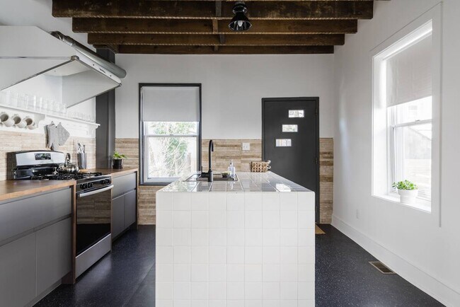 Building Photo - 248 Iona Ave