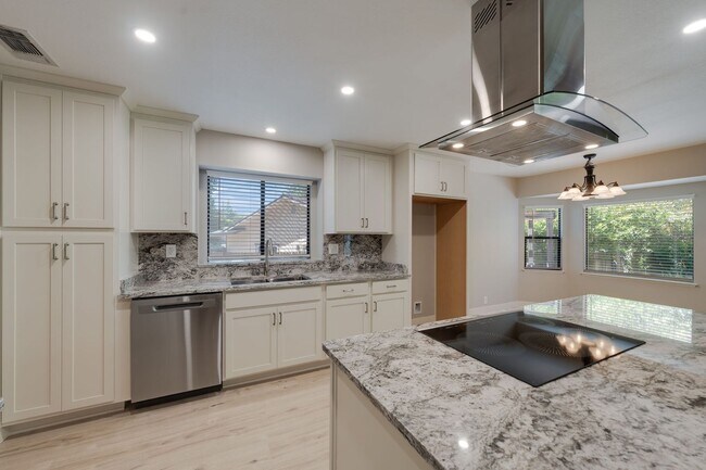 Foto del edificio - Bright and Stylish 4BD/2BA Home with 3 Car...