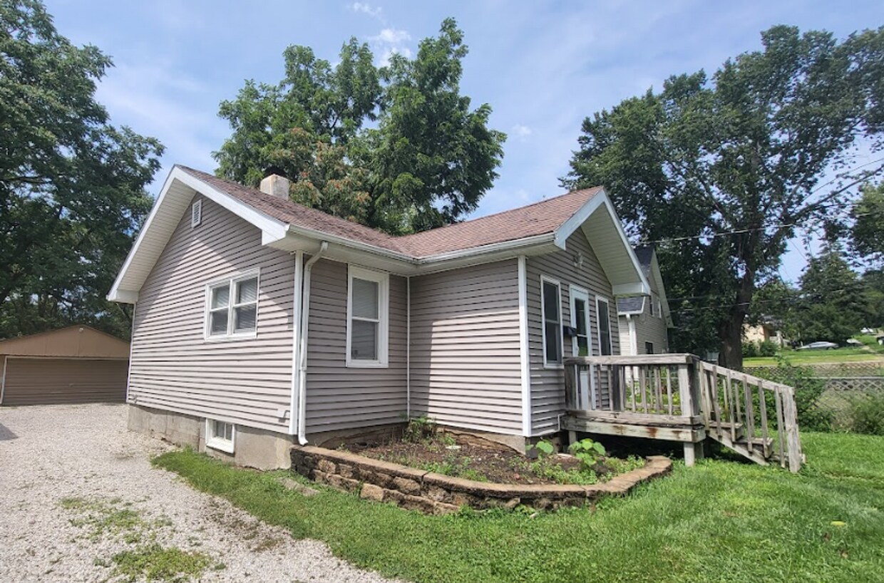 Building Photo - 2 Bedroom, 1 Bathroom Home with Detached G...