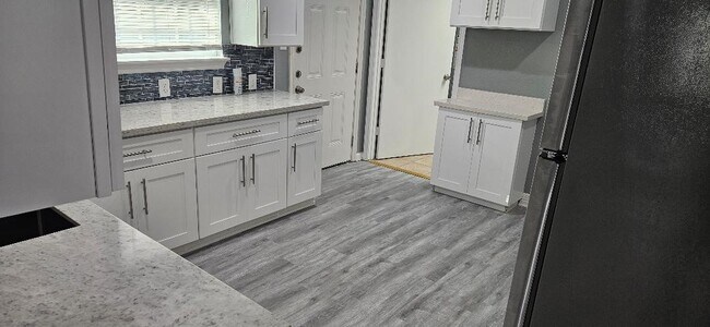 Foto del edificio - 7011 Hillsboro St