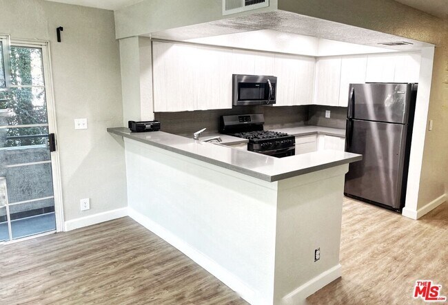Foto del edificio - 7327 Willoughby Ave