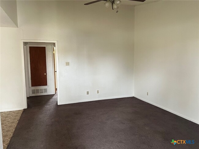 Building Photo - 2406 Shoemaker Dr