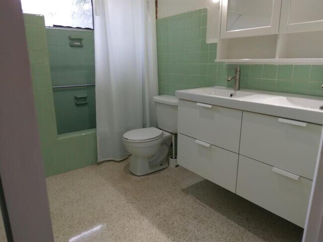 Foto del edificio - 3 bedroom in Hallandale FL 33009