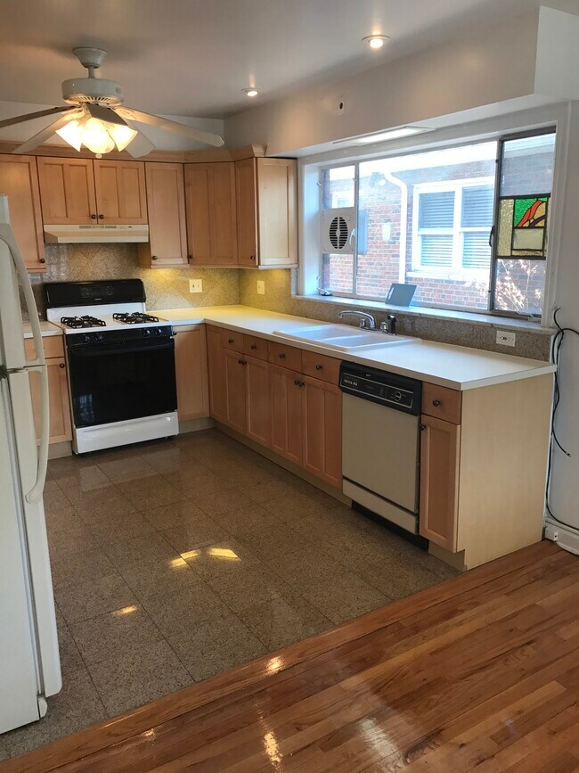 Building Photo - 205 76th St