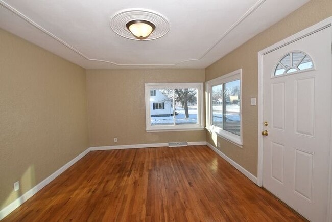 Building Photo - Mishawaka Northside 3 bedroom 1 1/2 story home with 2 bathrooms