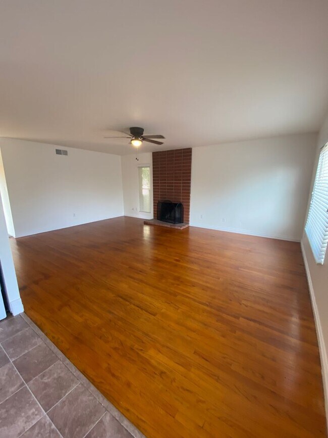 Building Photo - 8830 Fabienne Way