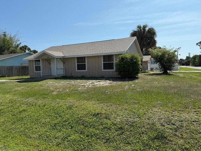 Building Photo - 5014 Palm Dr