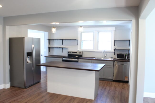 Building Photo - 115 N Central Ave