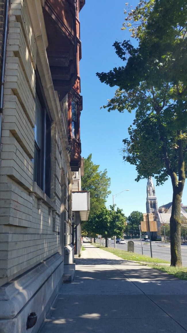 Foto del edificio - 292 W Main St