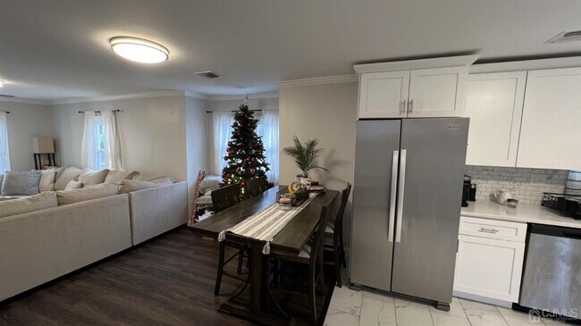 Foto del edificio - 677 Edgewood Pl